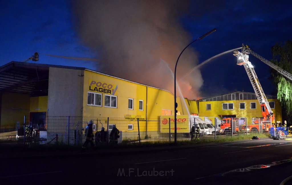 Grossfeuer Poco Lager Koeln Porz Gremberghoven Hansestr P207.JPG - Miklos Laubert